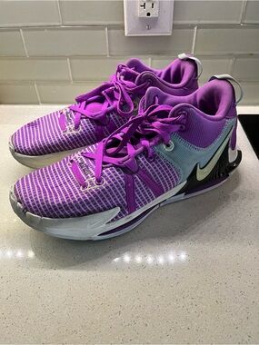 Nike LeBron Witness 7 basketball sneakers